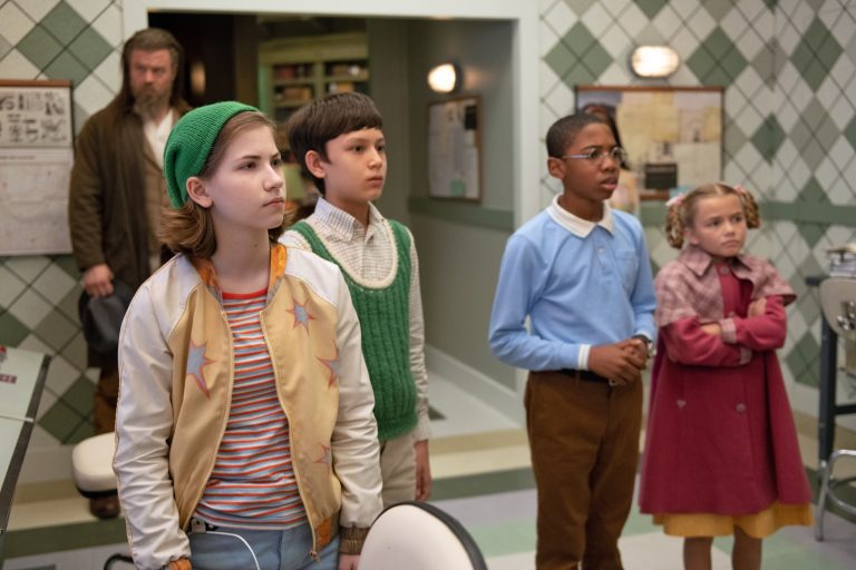 “La Misteriosa Accademia dei Giovani Geni”: la nuova serie arriverà il 25 giugno su Disney+ – il Poster e il Trailer