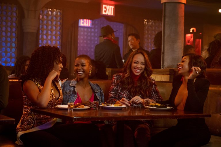 “Run the World”: il Poster e il Trailer della serie comedy dal 16 maggio su Starzplay