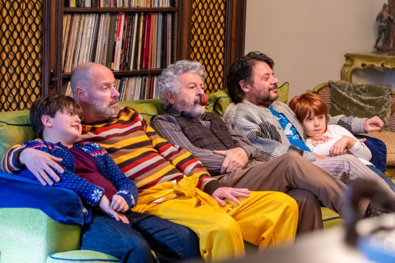 “Tutti per Uma”: al cinema dal 2 giugno la commedia di Susy Laude con Pietro Sermonti, Lillo, Antonio Catania e Dino Abbrescia