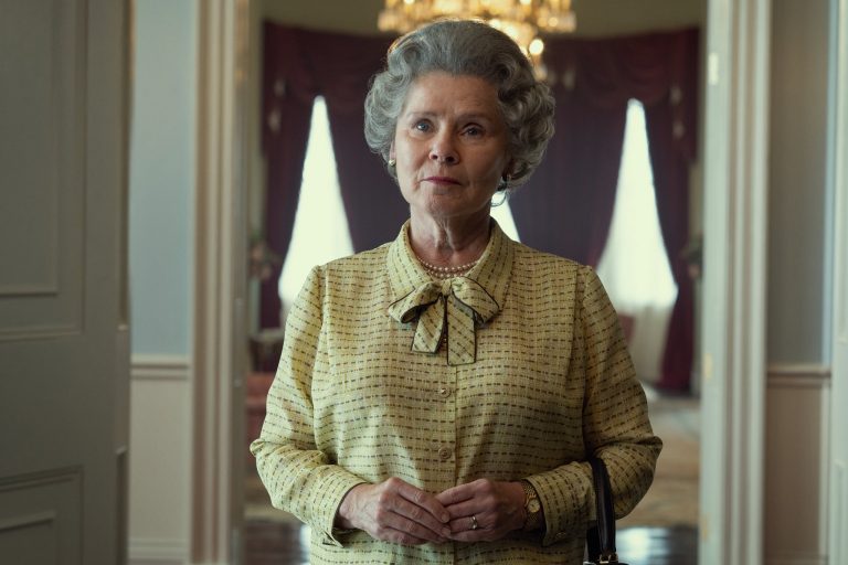 “The Crown”: Imelda Staunton è la Regina Elisabetta II nella Prima Immagine della quinta stagione