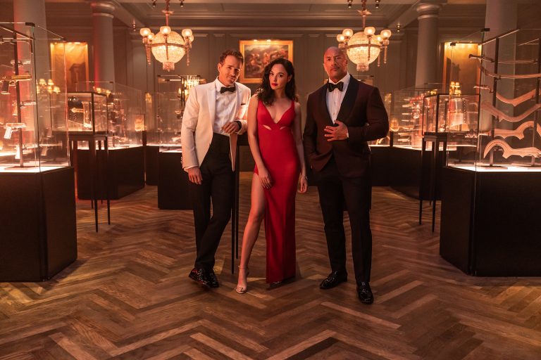 “Red Notice”: il film con Dwayne Johnson, Gal Gadot e Ryan Reynolds arriverà su Netflix il 12 novembre