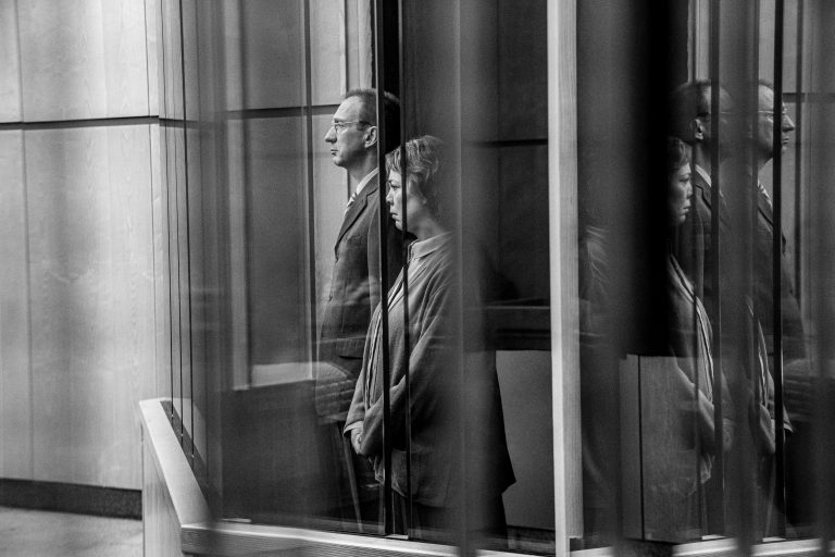 “Landscapers”: le prime immagini della miniserie con Olivia Colman e David Thewlis prossimamente su Sky e NOW