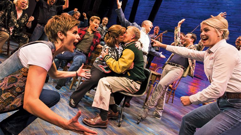 “Come From Away”: il Poster e il Trailer dell’adattamento del musical in anteprima su Apple TV+ il 10 settembre