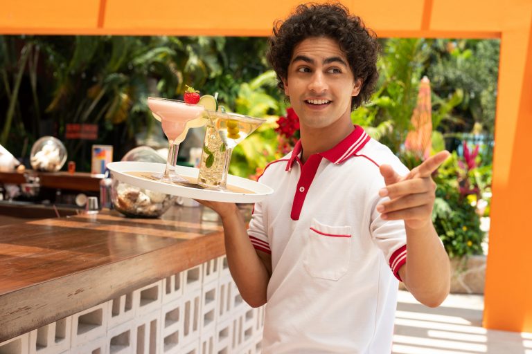 “Acapulco”: la serie comica bilingue con Eugenio Derbez debutterà venerdì 8 ottobre su Apple TV+ 