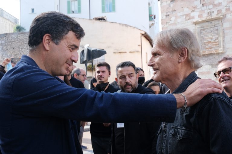 “Don Matteo 13”: Terence Hill termina le riprese e dopo oltre 20 anni lascia il personaggio e la serie