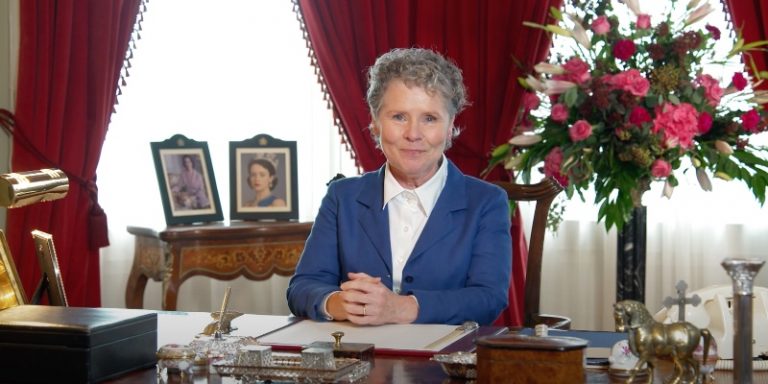 “The Crown 5”: la Regina Imelda Staunton annuncia l’arrivo dei nuovi episodi a novembre del 2022