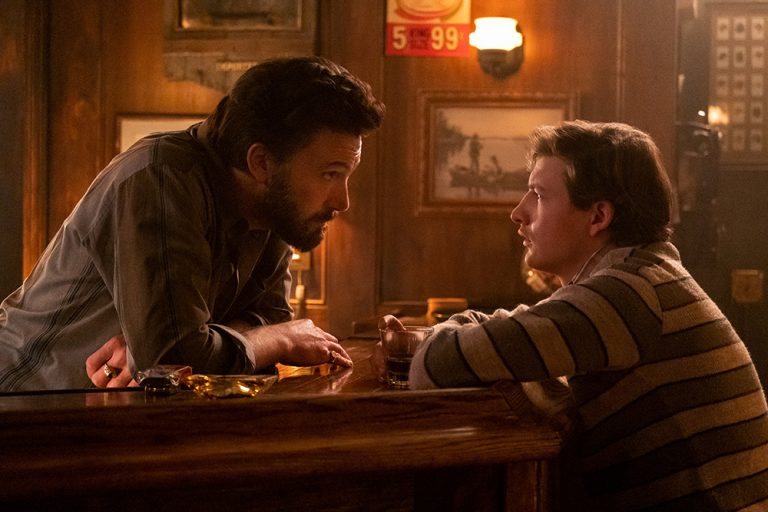 “Tender Bar”: Ben Affleck e Tye Sheridan nella Prima Immagine del nuovo film diretto da George Clooney