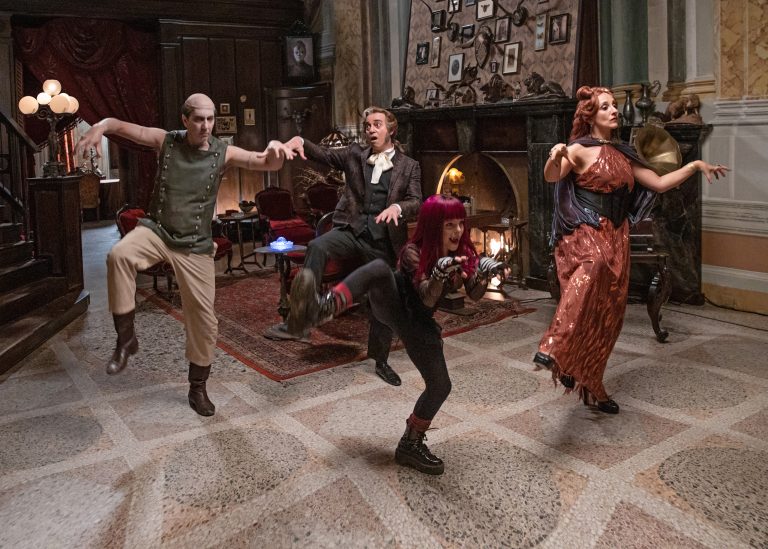 “Una Famiglia Mostruosa”: il Poster e il Trailer Ufficiale del film di Volfango De Biase dal 25 novembre al cinema