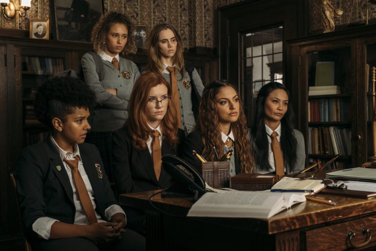 “Seance – Piccoli Omicidi tra Amiche”: l’horror college con Suki Waterhouse al cinema dal 2 dicembre – il Poster