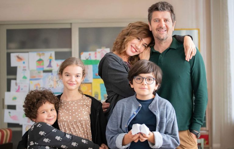 “Tre di Troppo”: la Prima Immagine della commedia diretta e interpretata da Fabio De Luigi con Virginia Raffaele