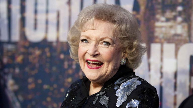Addio a Betty White, la pluripremiata attrice ci lascia all’età di 99 anni