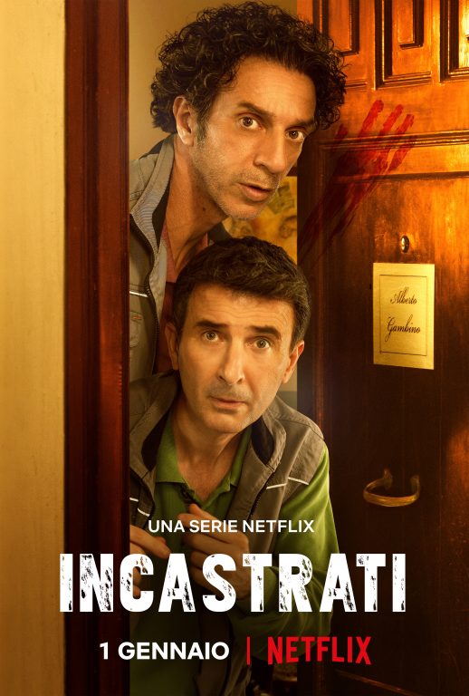 Due uomini affacciati a una porta