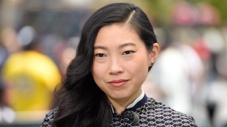 Renfield: Awkwafina nel film Universal con Nicholas Hoult e Nicolas Cage
