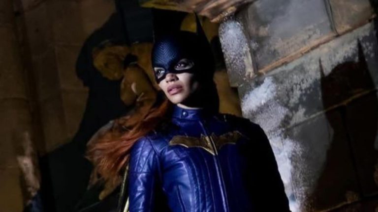 “Batgirl”: Leslie Grace svela il costume di Batgirl nella Prima Immagine Ufficiale