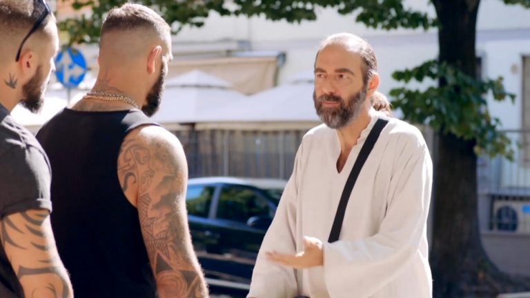 “Il Santone – #lepiùbellefrasidiOscio”: su Raiplay dal 25 febbraio la serie comedy con Neri Marcorè