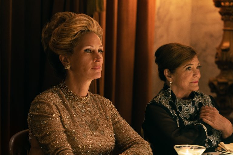 “Gaslit”: il Poster, i Character Poster e il Trailer della serie con Julia Roberts e Sean Penn dal 24 aprile su STARZPLAY