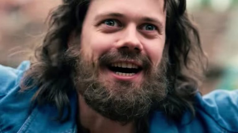 “Clark”: il Trailer Ufficiale della serie con Bill Skarsgard dal 5 maggio su Netflix