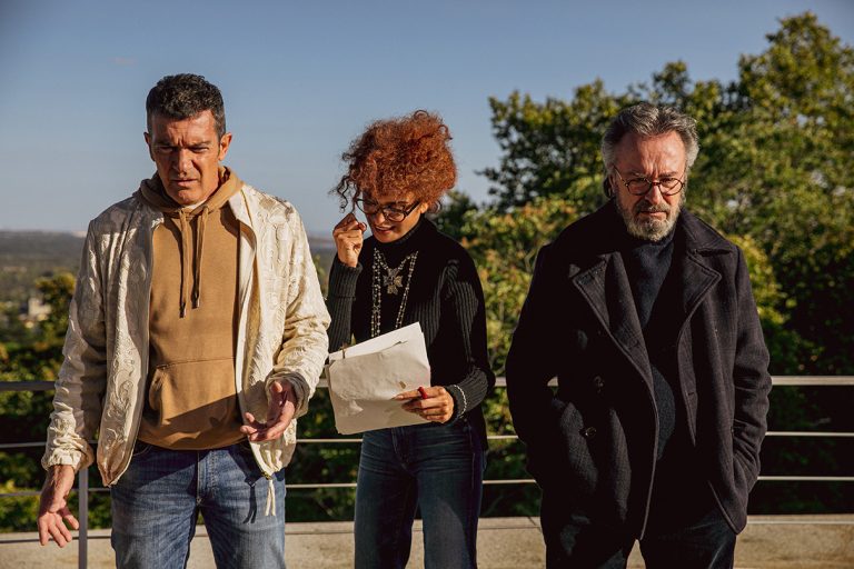 Finale a Sorpresa – Official Competition, la recensione: una scintilla di classe deliziosamente irriverente