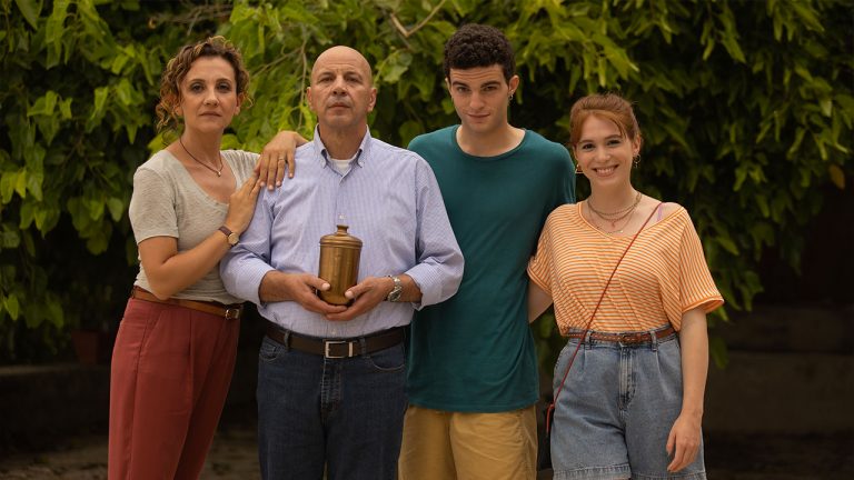 “Una Boccata d’Aria”: il Poster Ufficiale della commedia presentata al Taormina Film Fest con Aldo Baglio e Lucia Ocone