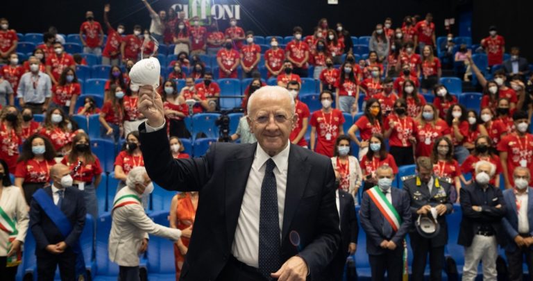 Giffoni 2022: Il presidente De Luca inaugura la 52esima edizione, l’appello ai ragazzi “Coltivate la solidarietà”