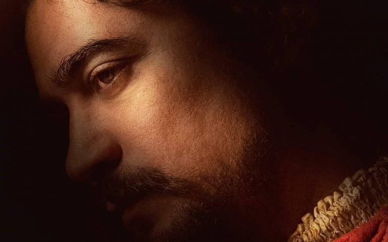 “L’ombra di Caravaggio”: Riccardo Scamarcio è il genio del Rinascimento nel Primo Poster del film al cinema dal 3 novembre 2022