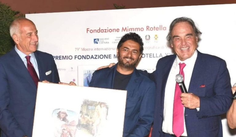 Venezia 79: Oliver Stone vince il Premio Mimmo Rotella