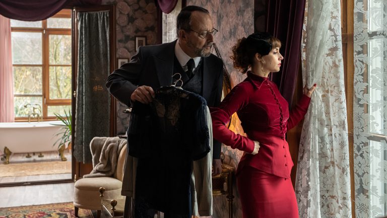 “Un Affare Privato”: svelati il Poster e il Trailer della serie con Aura Garrido e Jean Reno