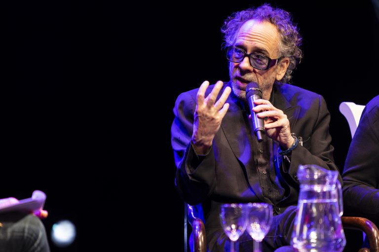 “Mercoledì” – Incontro Stampa: una reietta tra i reietti, Tim Burton presenta la serie