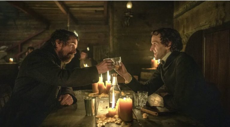 “The Pale Blue Eye”: Christian Bale è il detective Augustus Landor nelle Prime Immagini del film di Scott Cooper