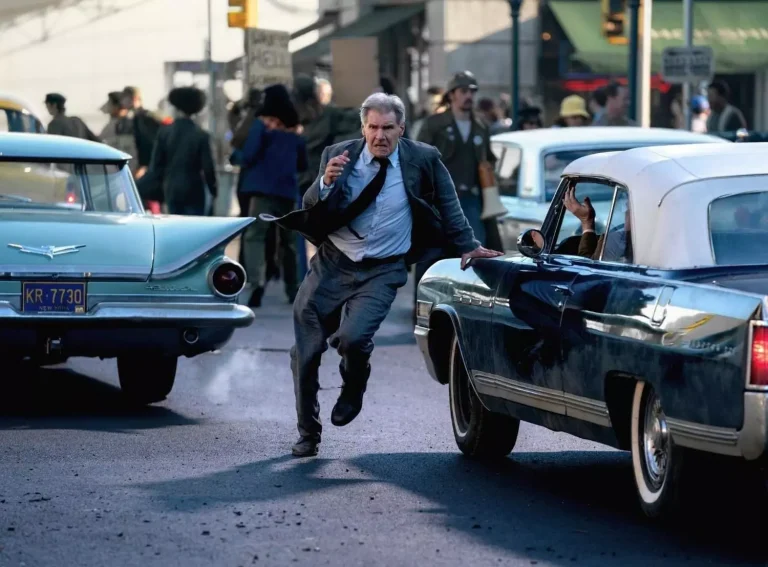 Harrison Ford che corre in una scena d i Indiana Jones 5