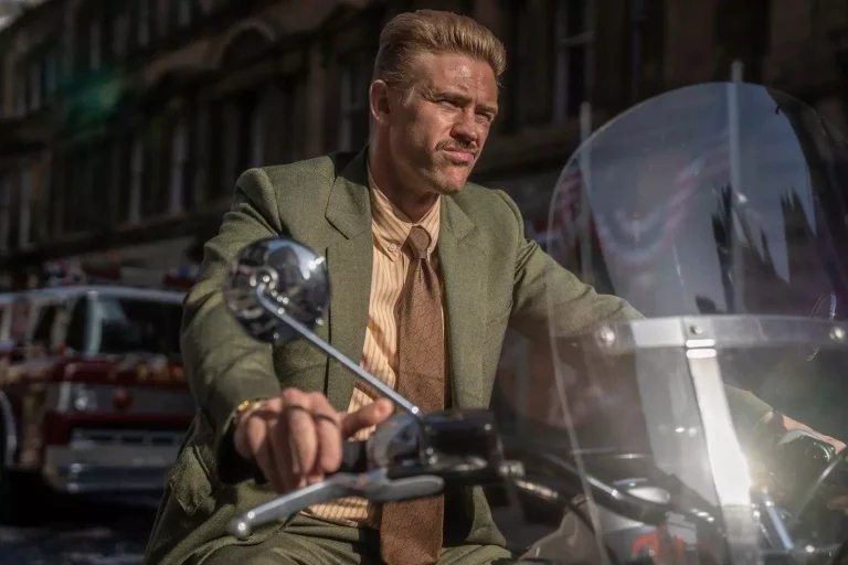 un uomo sulla moto in primo piano
