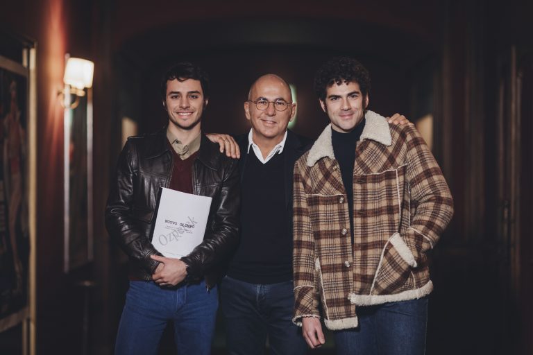 Tre uomini in piedi