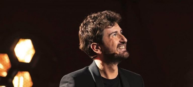 Alessandro Siani torna sul palco: “Extra Libertà Live Tour” in scena nei più importanti teatri italiani
