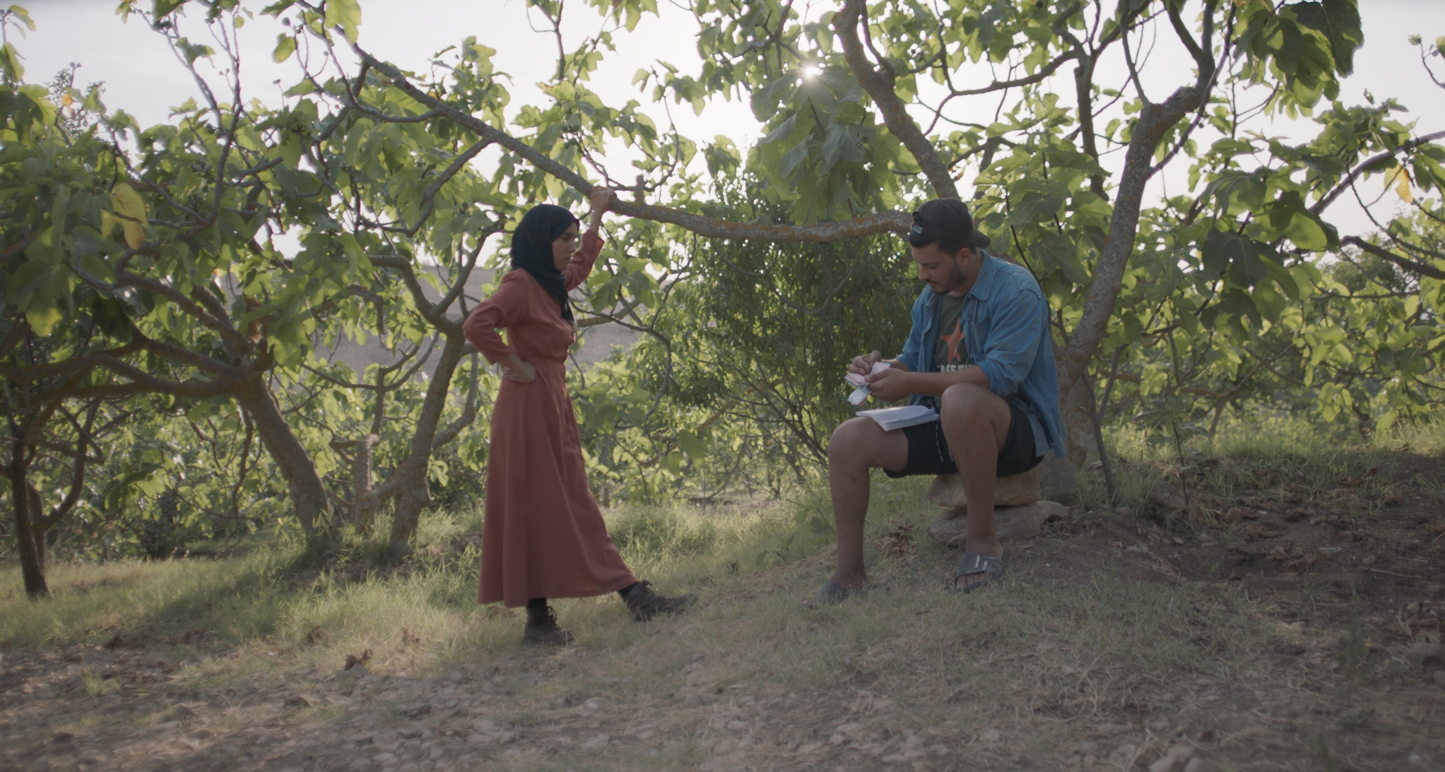 un uomo e una donna tra gli alberi