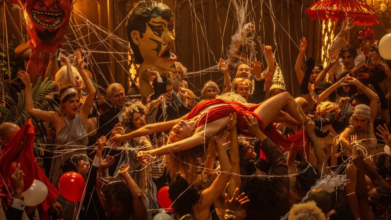 una donna sollevata dalle persone