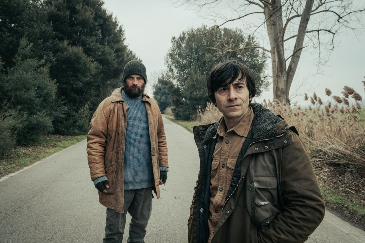 due uomini che guardano avanti a loro