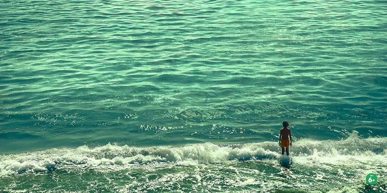 un bambino sulla spiaggia