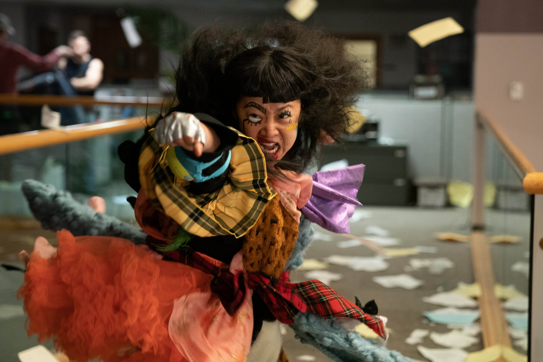 una ragazza che lotta