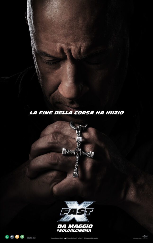 un uomo in primo piano che guarda in basso