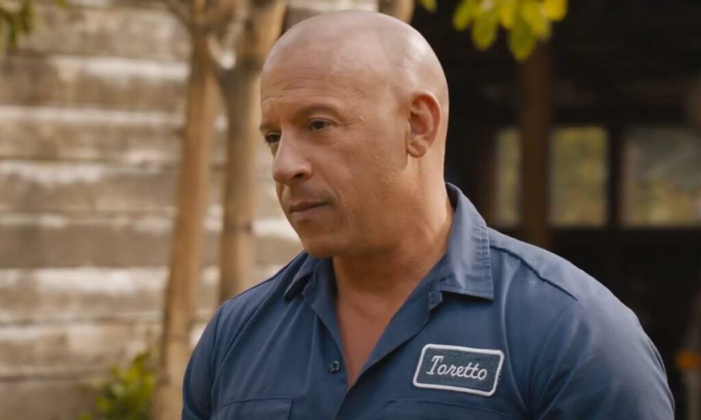 Vin Diesel in primo piano che guarda verso sinistra