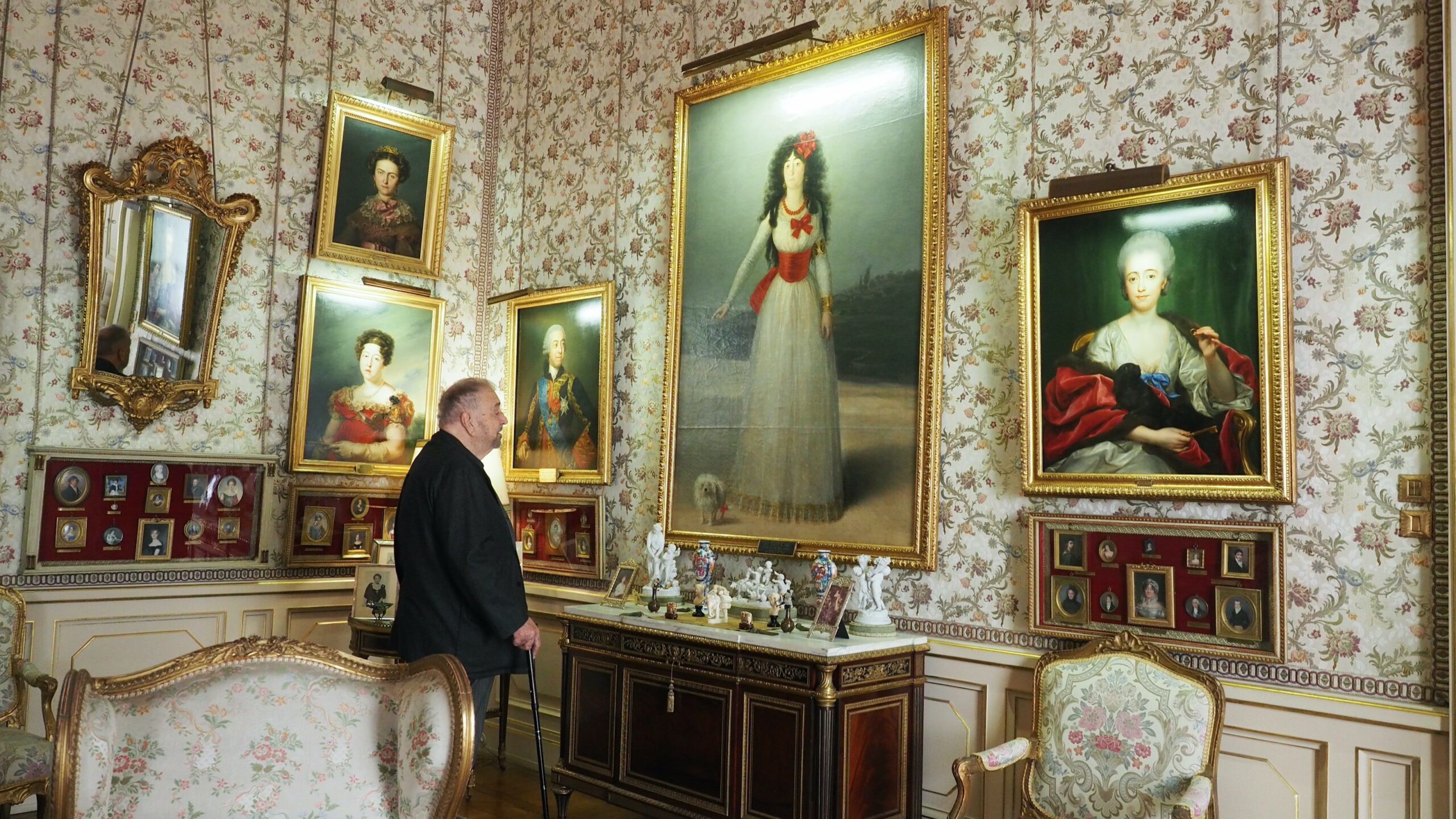 Un Uomo guarda un quadro