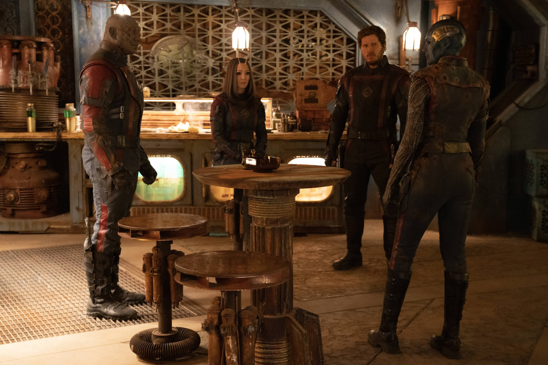 i protagonisti di Guardiani della Galassia 3 in piedi attorno a un tavolo