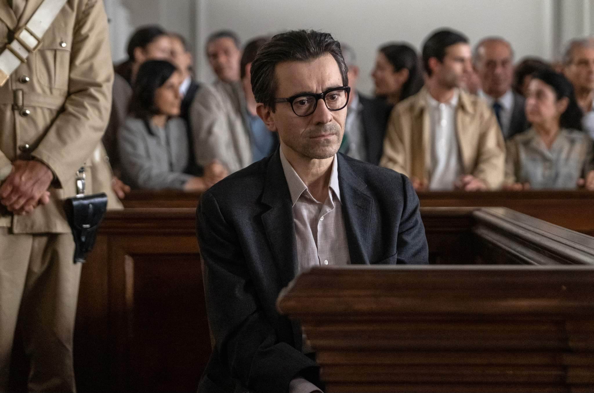 Un uomo seduto in aula di tribunale