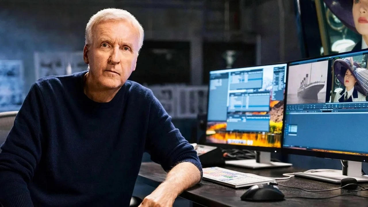 James Cameron accanto a dei computer