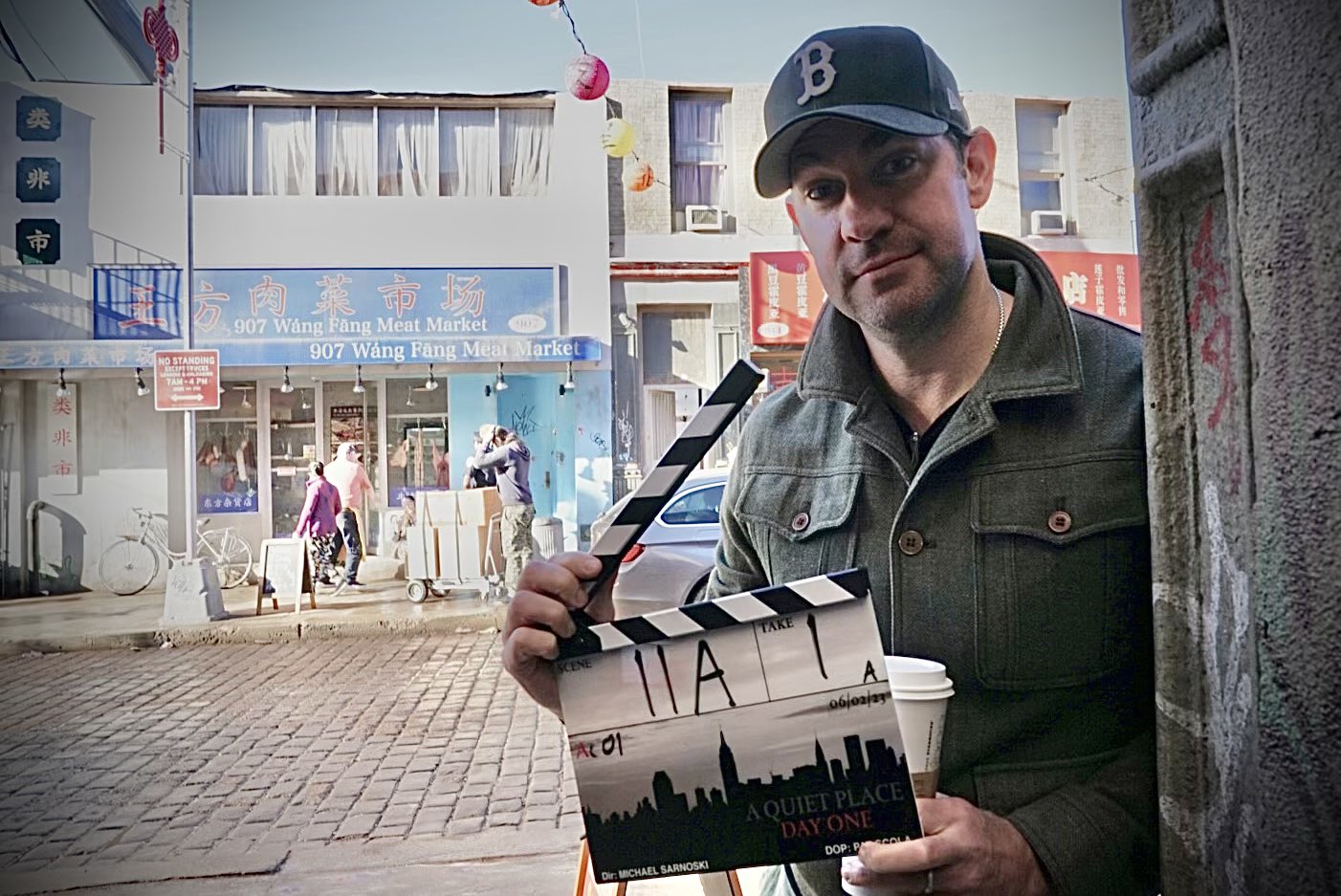 John Krasinski con il ciak del prequel