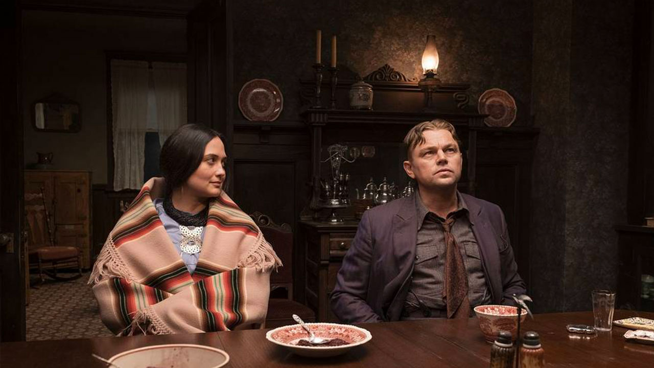 un uomo e una donna seduti a un tavolo