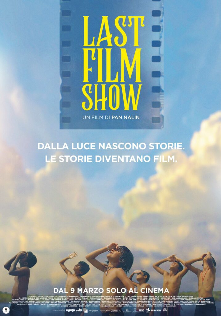 bambini che guardano il cielo