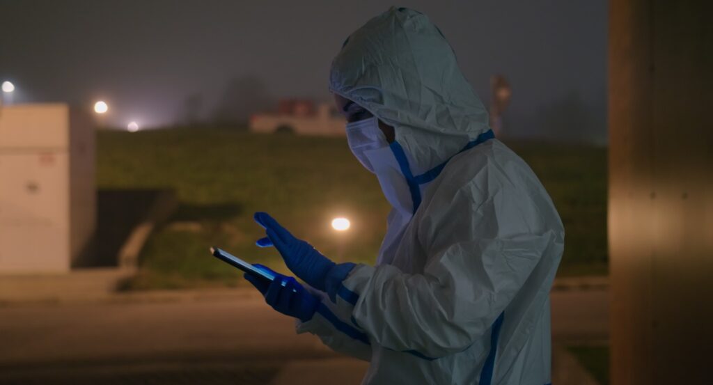 uomo che guarda il proprio cellulare