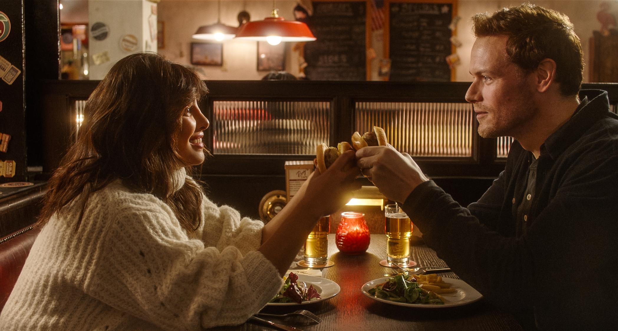 un uomo e una donna che mangiano e si tengono per mano