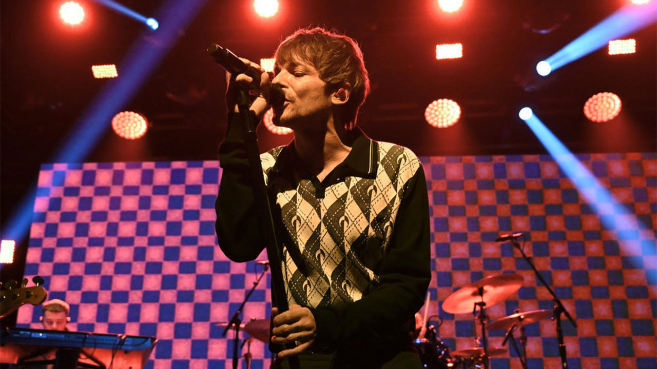 Luois Tomlinson che canta